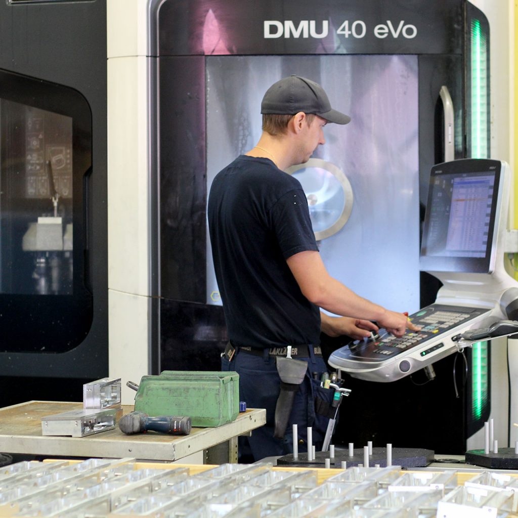 Operat&ouml;r programmerar maskin f&ouml;r aluminiumproduktion hos Klarvik.