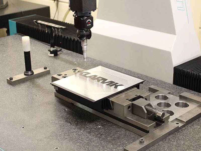 Fr&auml;st aluminiumplatta med Klarviks logotyp &ndash; exempel p&aring; bearbetning av aluminium.