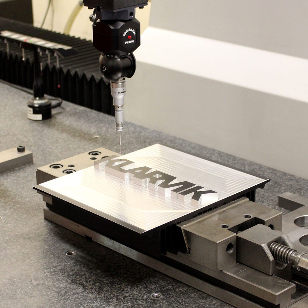 Fr&auml;st aluminiumplatta med Klarviks logotyp &ndash; exempel p&aring; bearbetning.