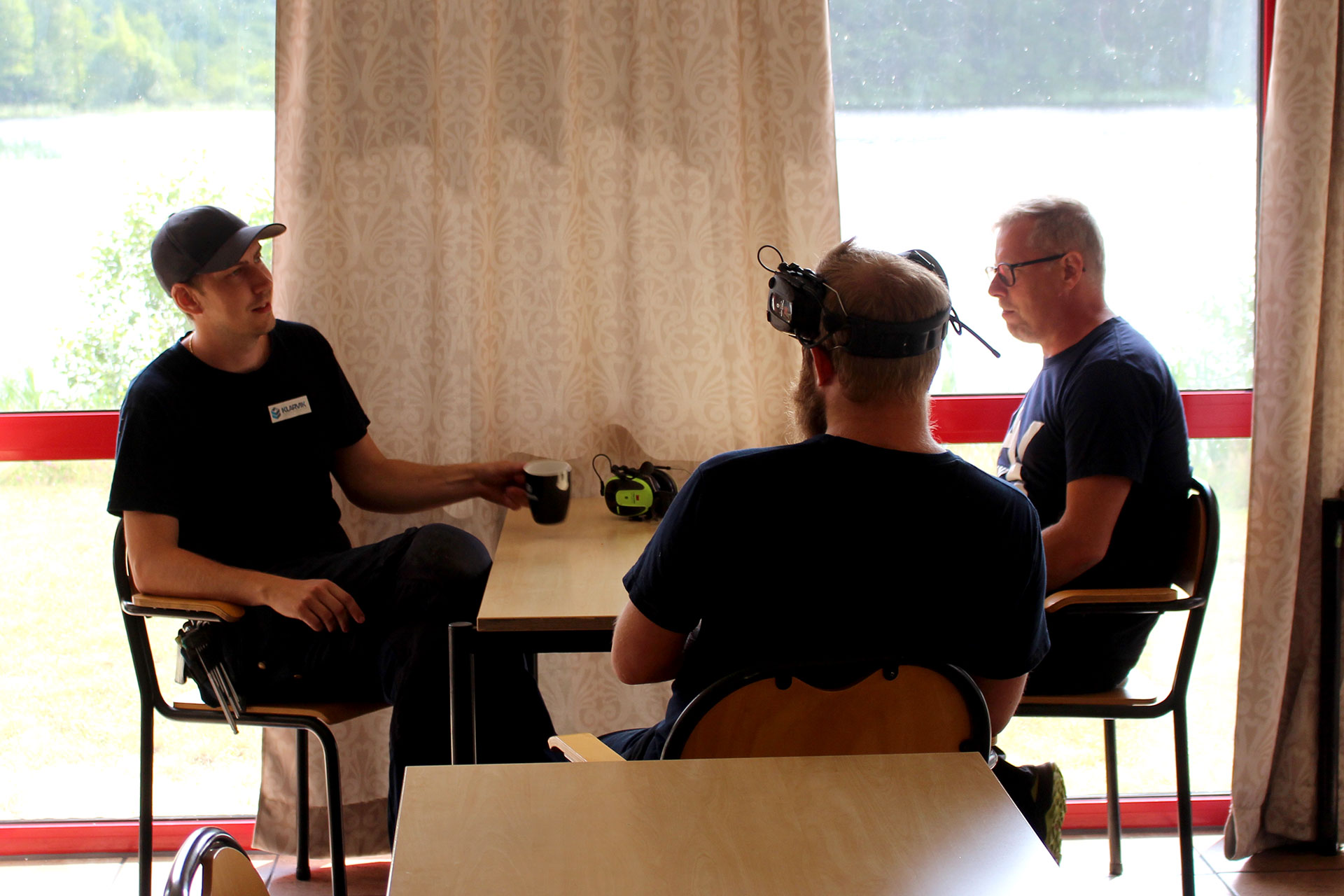 Klarviks team i samtal kring l&ouml;sningar f&ouml;r aluminiumbearbetning.