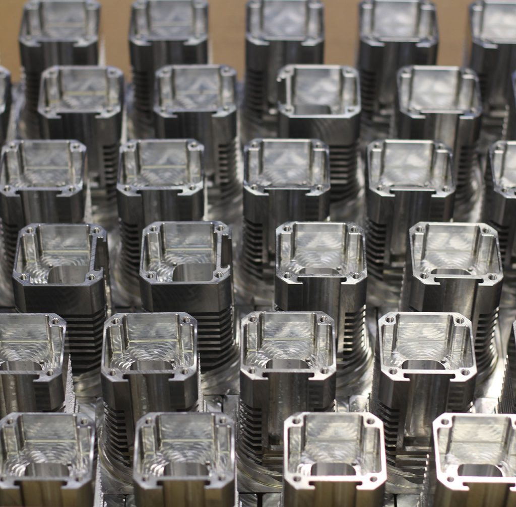 Aluminiumdetaljer redo f&ouml;r montering eller vidare bearbetning.