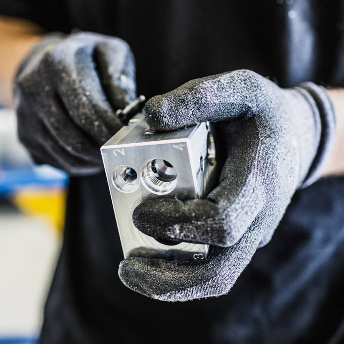 Medarbetare p&aring; &Aring;re Produktion arbetar med avancerad bearbetning av aluminiumkomponenter hos Klarvik.