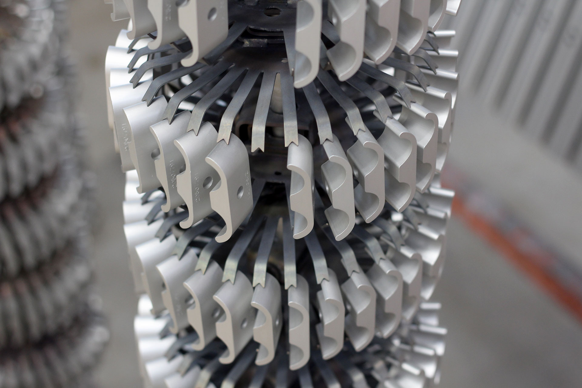 Eloxering av aluminiumdetaljer (anodiserad aluminium) i industriell anodiseringsprocess.