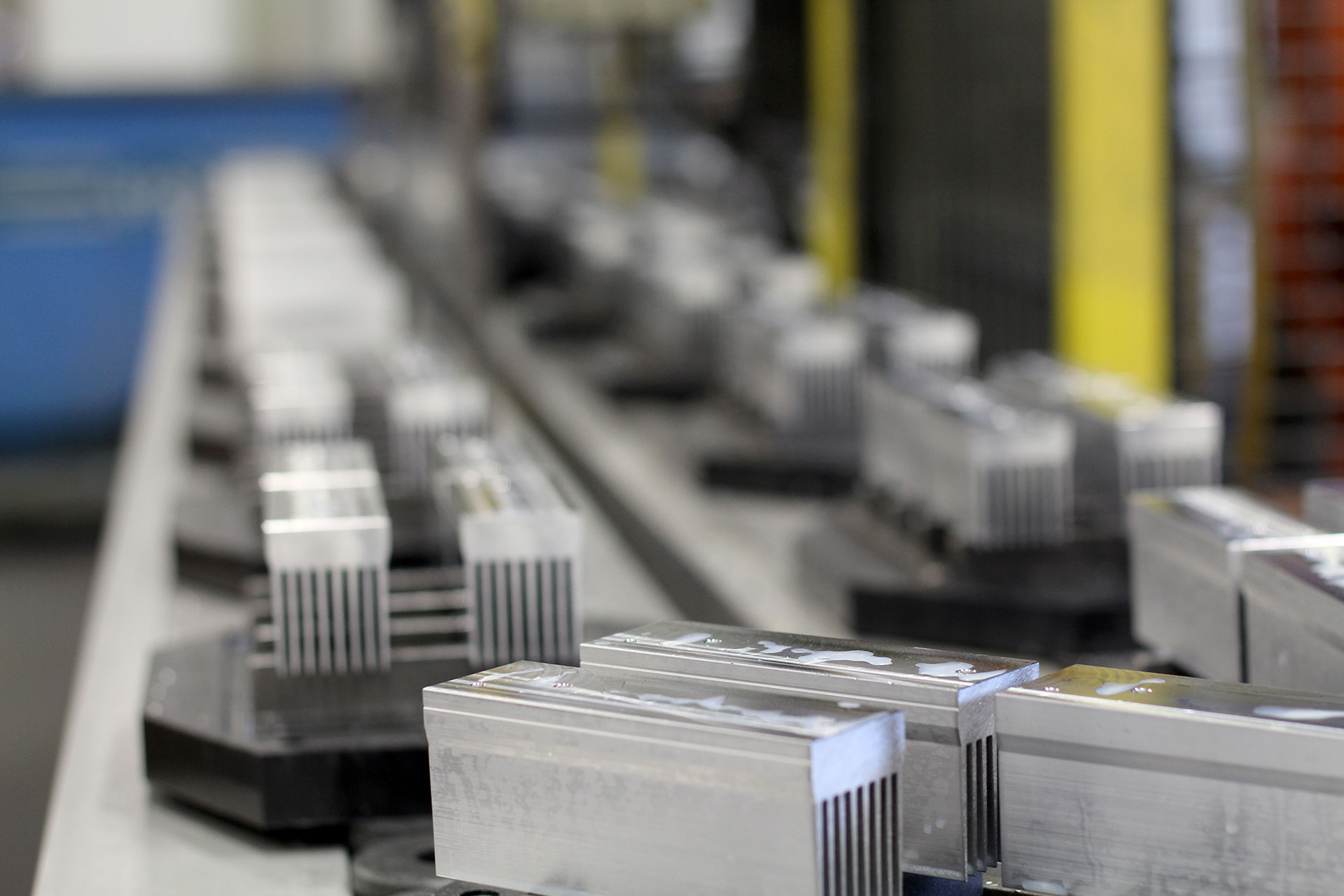 Bearbetade aluminiumdetaljer uppradade efter fr&auml;sning