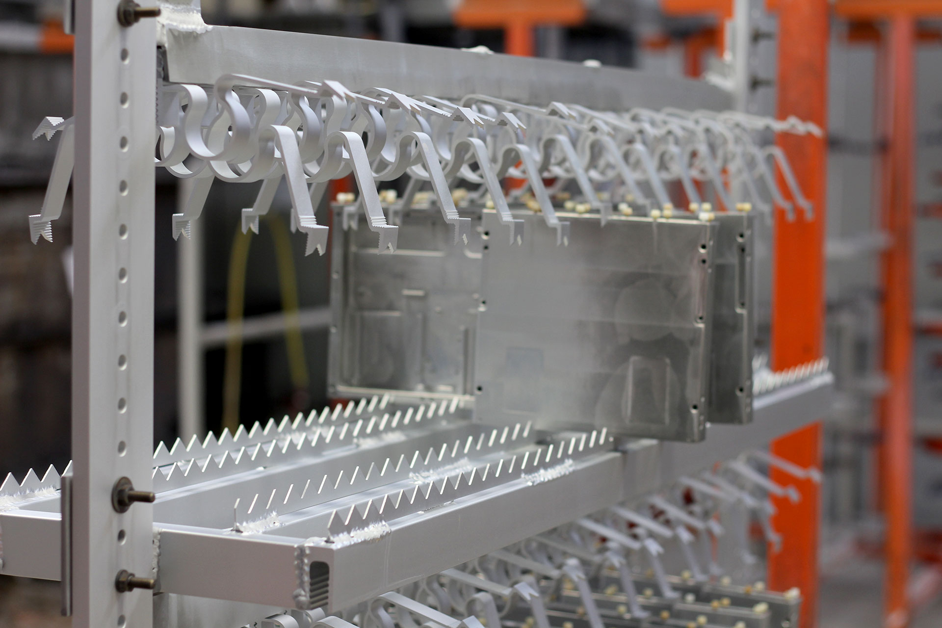 Ytbehandling av aluminiumkomponenter i stora serier &ndash; eloxering och anodisering av aluminium.