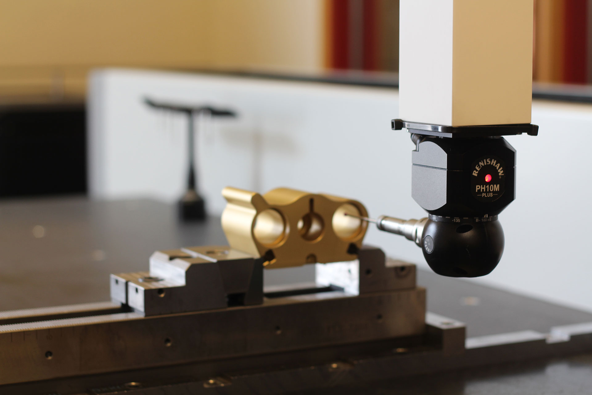 M&auml;tinstrument f&ouml;r kontroll av aluminiumdetaljer vid sk&auml;rande bearbetning.