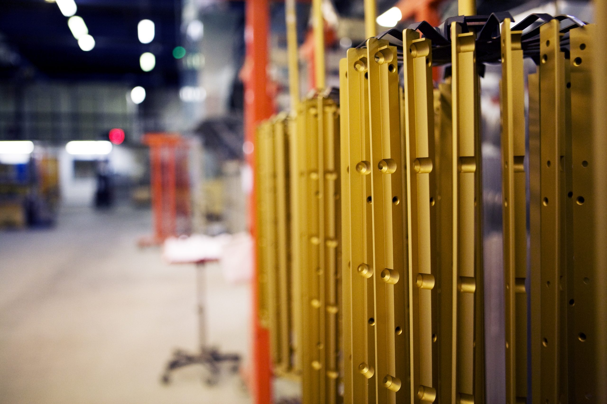 Anodiserad aluminium i produktionslinje &ndash; eloxering f&ouml;r dekorativ och skyddande ytbehandling.